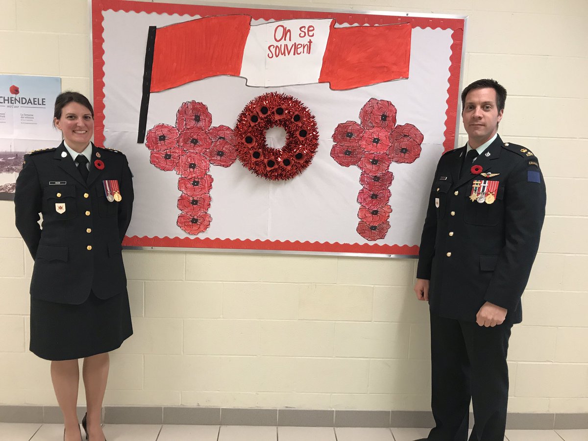 ginagkozak1's tweet photo. Merci à Major Bernatchez et Capitaine Houde de votre participation à la cérémonie du jour du Souvenir et vos visites dans les classes. Votre courage et dévouement sont remarquables. Vous êtes nos héros! @SnctEcole @cscmonavenir #jourdusouvenir https://t.co/e95Js6uZlj
