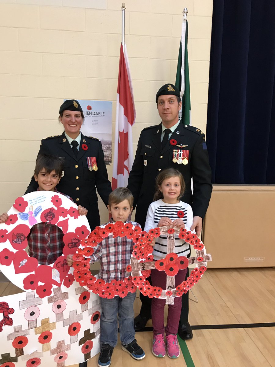 ginagkozak1's tweet photo. Merci à Major Bernatchez et Capitaine Houde de votre participation à la cérémonie du jour du Souvenir et vos visites dans les classes. Votre courage et dévouement sont remarquables. Vous êtes nos héros! @SnctEcole @cscmonavenir #jourdusouvenir https://t.co/e95Js6uZlj