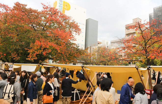 fashionsnap's tweet photo. 【本日まで】初日は行列も、広島の"ユニークでハイエンドな蚤の市”が盛況。ビズビムやシテラ、マリメッコ…人気ブランドが参加 https://t.co/dALRoOiKIO #citera_pr #trunkmarket #広島 https://t.co/cZTvSMSZG1