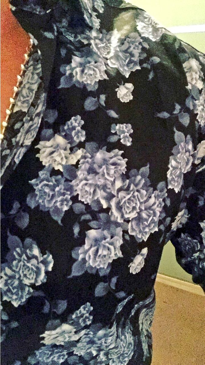 EMILIANORELLA's tweet photo. Noche de flores #style @paubalma @DCJhombres #sabado https://t.co/syNjYcAkZu