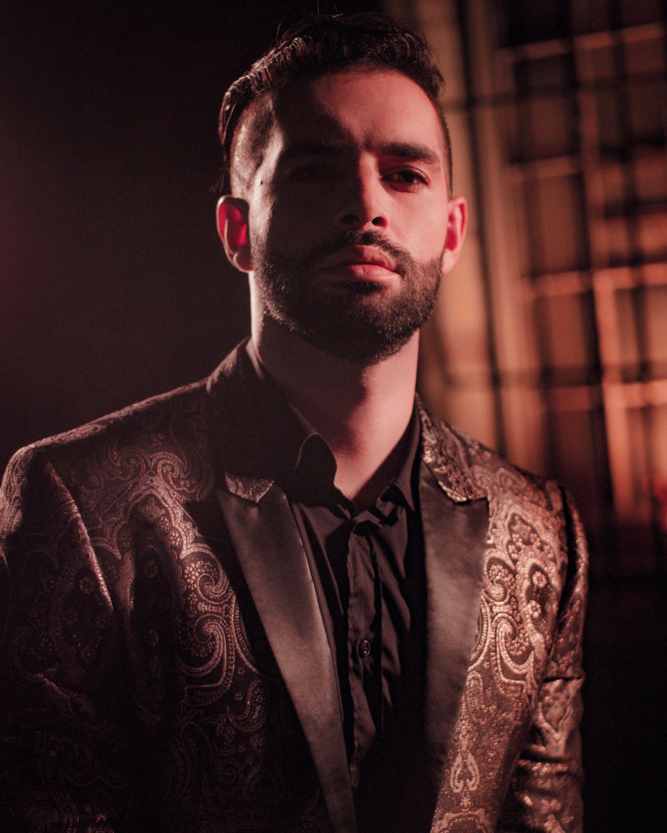 Alkilados's tweet photo. Yo no se qué tienes, yo no se qué me pasa... Si quedarte aquí no quieres, vámonos para mi casa #NoConviene 👉 https://t.co/FaOLtfyrxm https://t.co/nYXft1hA5w