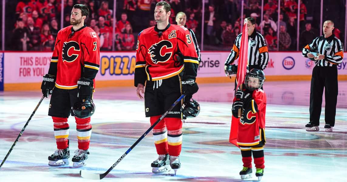 FlamesCentral's tweet image. Want to win the #UltimateFlames/Christmas?🔥 4 Tix to the New Years Eve Game? A Meet &amp;amp; Greet 4 you &amp;amp; a friend? 2 Jersey's of your choice &amp;amp; what better way autographed? $50 #CofRed gift card? 2 #Flames caps! Value worth over $700! 👍 Stay tuned for how to enter tomorrow! 😉