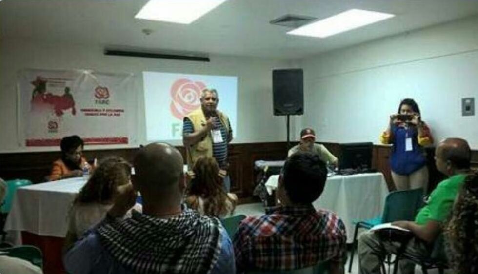 EduardoJFloresF's tweet photo. Lo de la FARC va en serio, hoy se dio el primer encuentro en Venezuela y el régimen agarrará más fuerza. https://t.co/mIYKcWJwDb