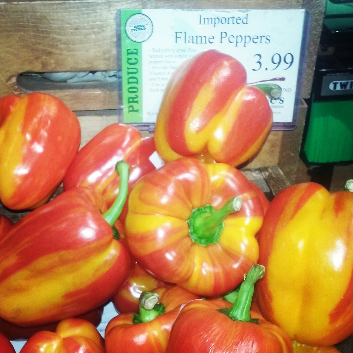 purtyGF's tweet photo. Whoa. Beautiful flame peppers found @DavesMarketRI #marketfinds #colorfulveggies #bellpeppers https://t.co/21KFCrcppi