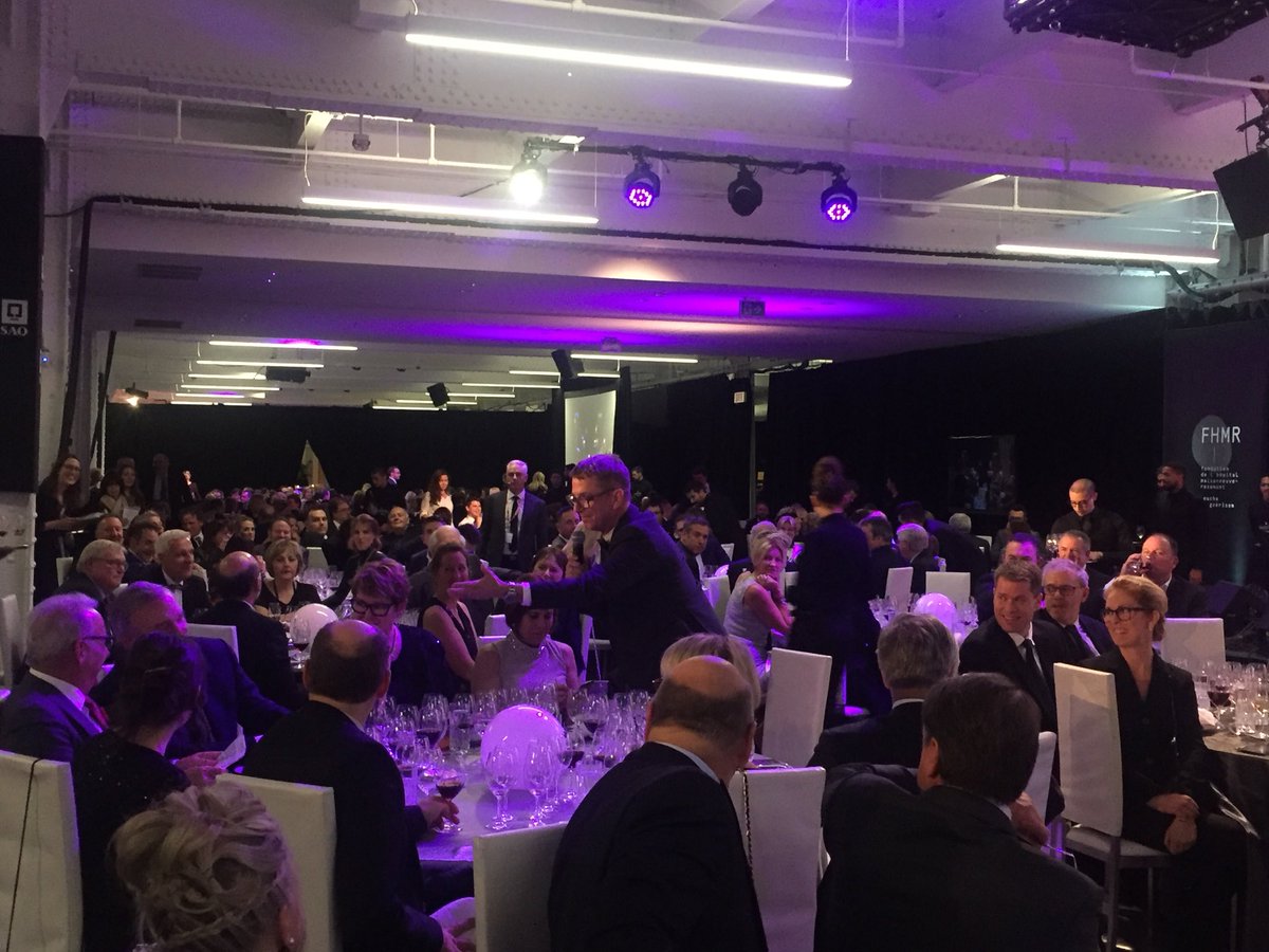 Ambiance électrisante! Encan à la criée animé par Patrice L’Ecuyer pour soutenir le Centre intégré de cancérologie. Quelle générosité!