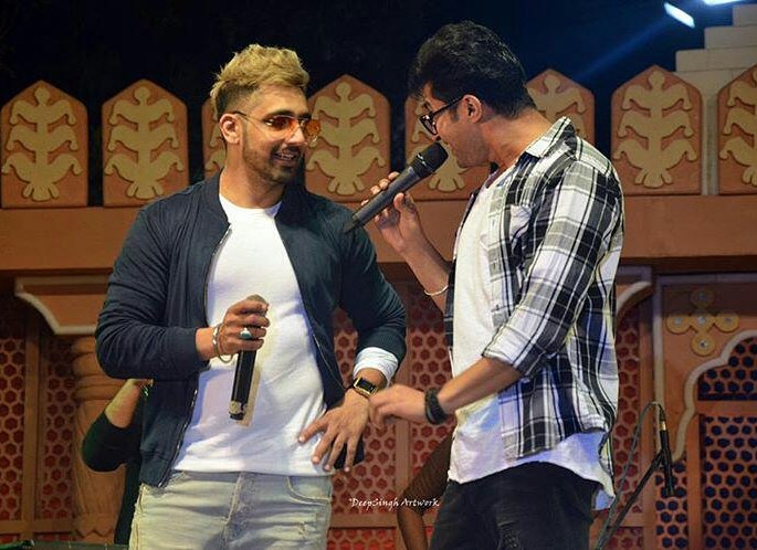 JassieGillWorld's tweet photo. Saade jehe #Gabbroo nhio kite Labhne 😎✨
@jassi1gill @raibabbal 💙
#TeamJassiBabbal 💪 https://t.co/hgEvI4v1L7