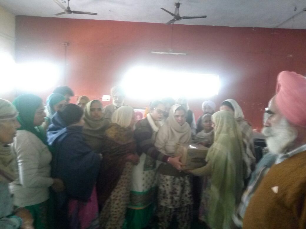 TheWelfareWork's tweet photo. ਸੱਚਖੰਡ ਵਾਸੀ ਪ੍ਰੇਮੀ ਗੁਰਤੇਜ ਸਿੰਘ ਇੰਸਾਂ, ਜੋ 14 ਨਵੰਬਰ ਨੂੰ ਚੋਲਾ ਛੱਡ ਗਏ ਸਨ, ਦੇ ਅੰਤਿਮ ਅਰਦਾਸ ਦੀ ਨਾਮਚਰਚਾ, ਲਾਈਨਜ਼ ਕਲੱਬ, ਬਠਿੰਡਾ ਵਿਖੇ ਹੋਈ। ਇਸ ਵੇਲ਼ੇ ਉਨ੍ਹਾਂ ਦੇ ਪਰਿਵਾਰ ਵੱਲੋਂ ਸੱਤ ਲੋੜਵੰਦ ਪਰਿਵਾਰਾਂ ਨੂੰ ਰਾਸ਼ਨ ਦੇ ਕੇ ਇਨਸਾਨੀਅਤ ਦਾ ਫ਼ਰਜ਼ ਅਦਾ ਕੀਤਾ। https://t.co/0TB51tYZPc