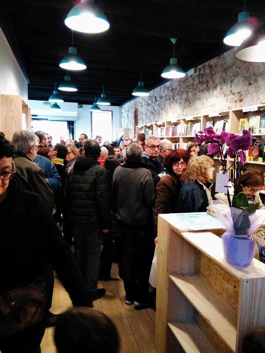 Matí espectacular a <a href="/_LaInexplicable/">La inexplicable</a>, envoltats de llibres i bona companyia. Felicitats, Glòria i Anun, i per molts anys! 💪📚😘