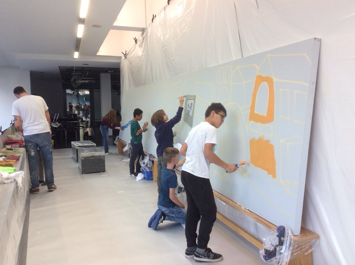 Michaeldcock's tweet photo. Wat een fijne #kinderkunstendag @KVSbrussels . Workshop dans met #seppebaeyens en @PeepingTomDance. Graffiti met #Farmprod. Beautifull #Brussels. https://t.co/g4nKet9iGz