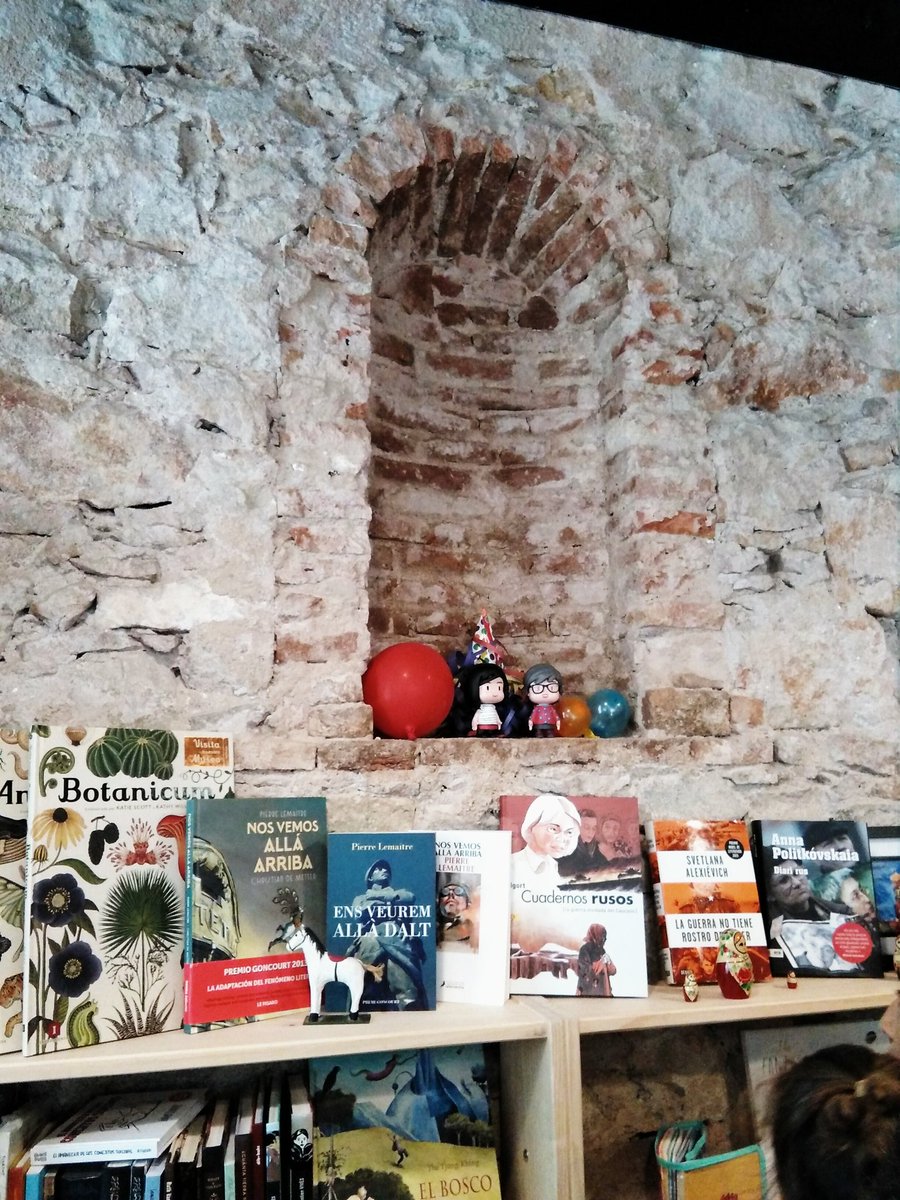 ncarcamob's tweet photo. Matí espectacular a @_LaInexplicable, envoltats de llibres i bona companyia. Felicitats, Glòria i Anun, i per molts anys! 💪��😘 https://t.co/z4EI2HISzU