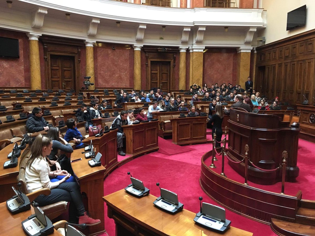 Vrata Narodne skupštine još uvek su otvorena! Učenici gimnazije “Patrijarh Pavle” trenutno su u poseti Skupštini, uče o načinu rada Skupštine i o poslu narodnih poslanika. NedeljaParlamentizma #ImateRec