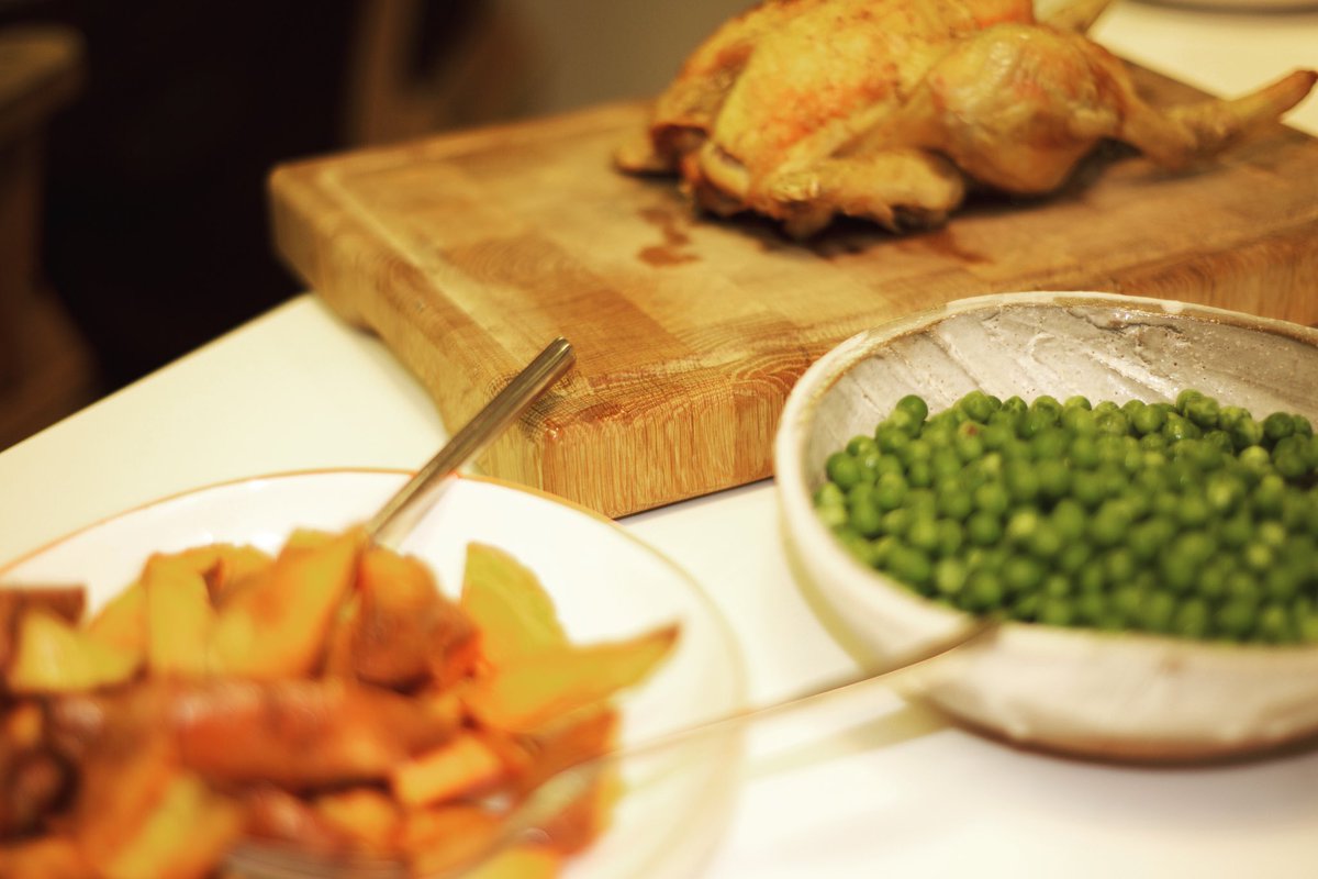 sugarella_cooks's tweet photo. Simple Sunday lunching. Roast chicken, garden peas, sweet potato chips (and a much-anticipated bottle of Merlot 🍷). Bliss! #sugarella #bookacook https://t.co/NmvU9m4evO