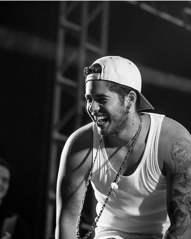zefelipenews's tweet photo. @zefelipecantor na madrugada de hoje durante seu show em Pirajuí/SP (📸: Dino Arato) #ZéFelipe https://t.co/gtOXG8SclM