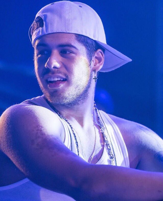 zefelipenews's tweet photo. @zefelipecantor na madrugada de hoje durante seu show em Pirajuí/SP (📸: Dino Arato) #ZéFelipe https://t.co/gtOXG8SclM