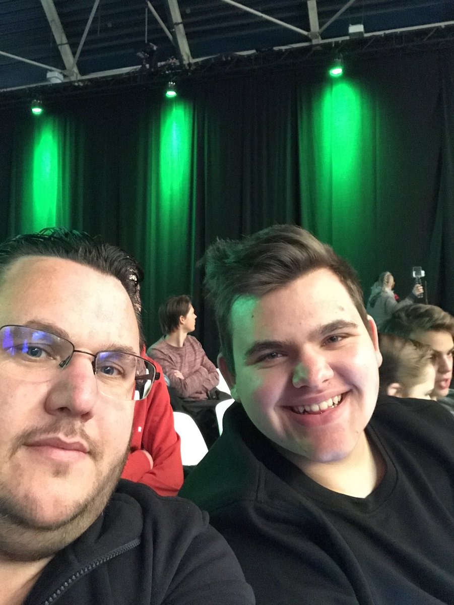 Martijnkill's tweet photo. Met Remco bij bright day gezellig 1e rij https://t.co/Io9iUT1eSt