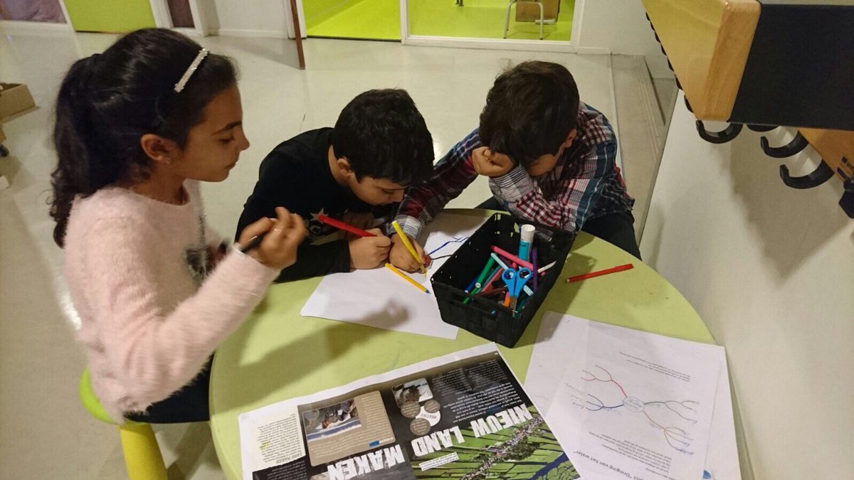 lukasschooladam's tweet photo. In de schakelklas maken wij mindmaps over "De dreiging van het water" #samenwerken #projectmatigwerken #groepen6 @leanne_aurik https://t.co/Rx1R1RLVqU
