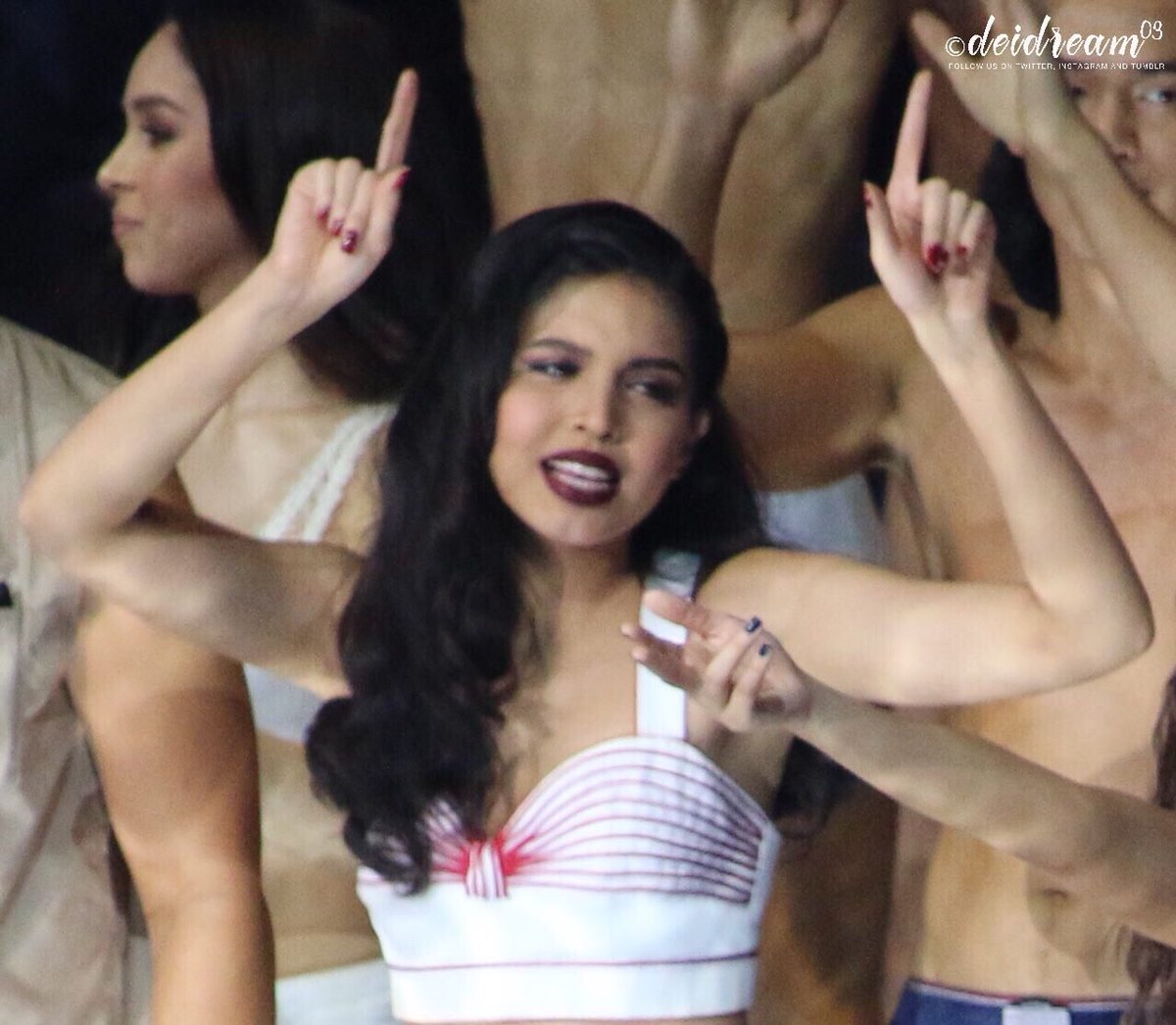 DEIdream03's tweet photo. @mainedcm sure knows how to party! 😁 
[HQ] 171118 —  #MAINExBenchUnderTheStars #MaineMendoza https://t.co/vzxWjpaMNx