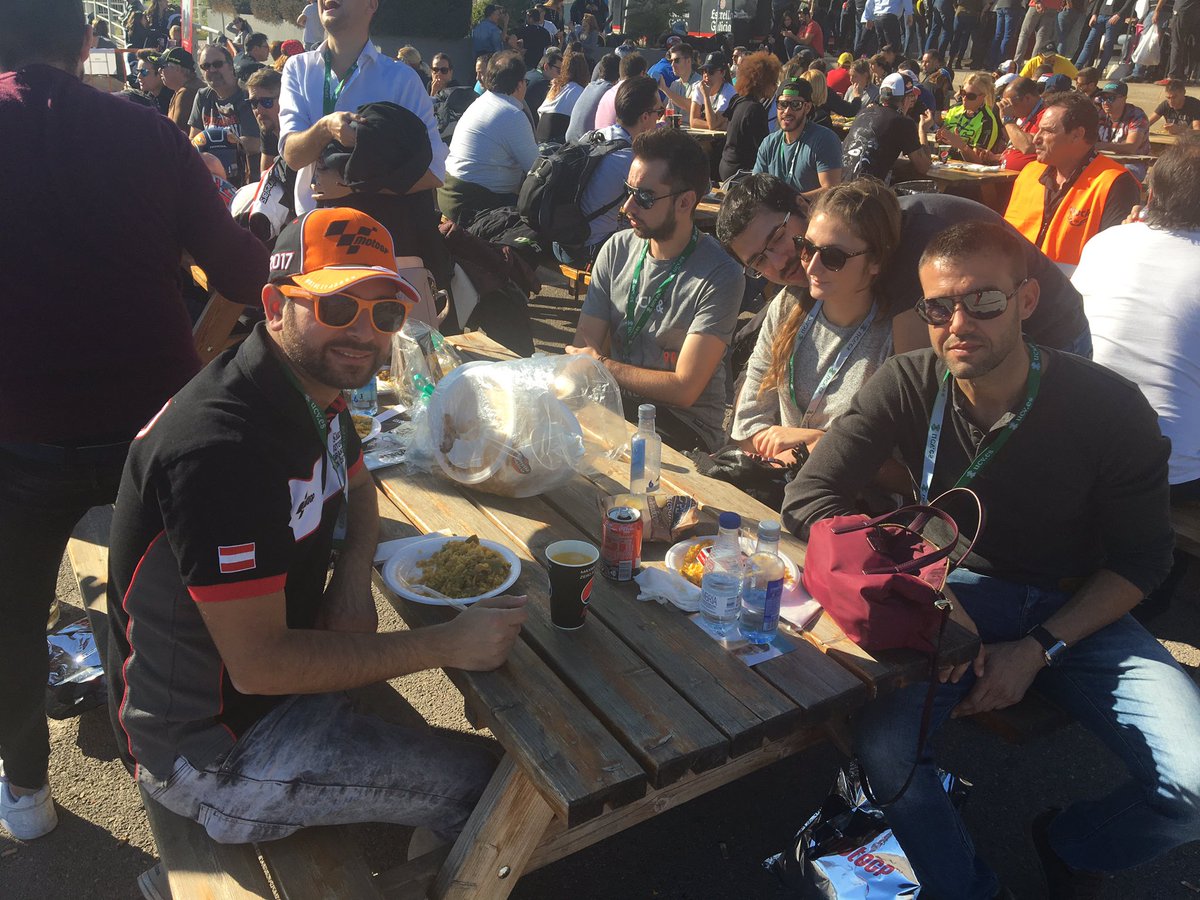 Mariola42's tweet photo. Comiendo en el #motorockvalencia 🤘🏼 @JcsCValenciana 🎸 🏍 Ciudadano !!! 🥘 en el circuito Ricardo Tormo. Gracias a la organización de @cope_es https://t.co/kfP940xgkW