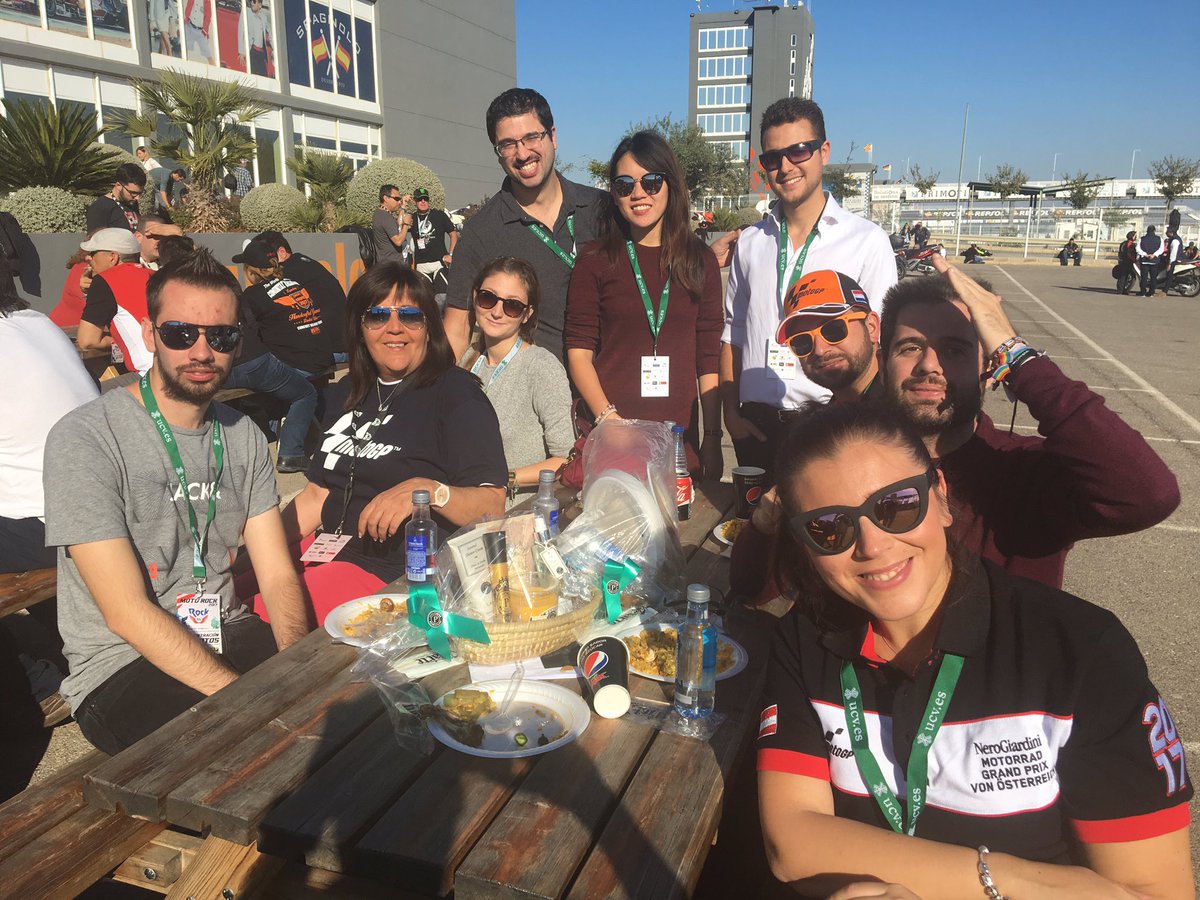 Mariola42's tweet photo. Comiendo en el #motorockvalencia 🤘🏼 @JcsCValenciana 🎸 🏍 Ciudadano !!! 🥘 en el circuito Ricardo Tormo. Gracias a la organización de @cope_es https://t.co/kfP940xgkW