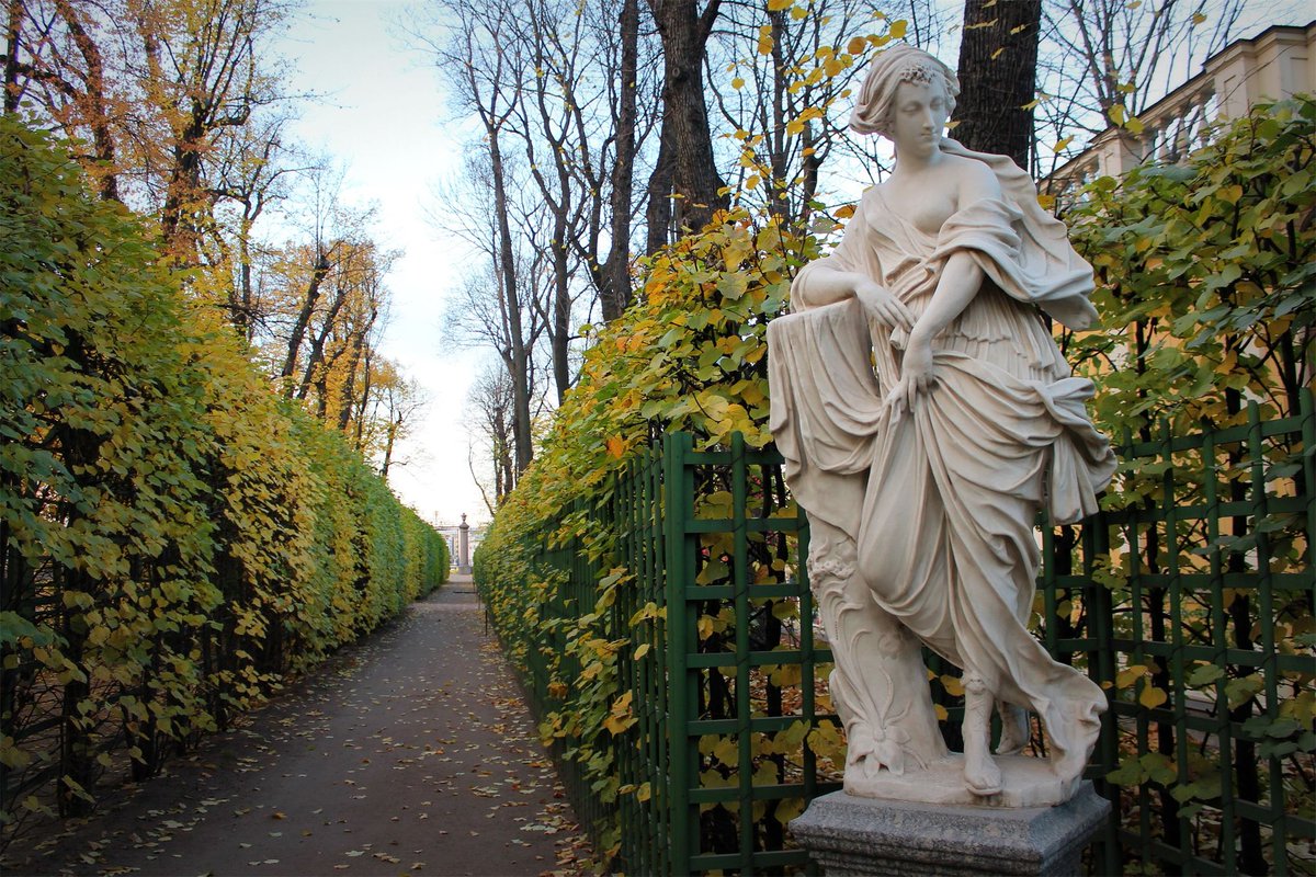 Летний сад статуя осень Санкт-Петербург