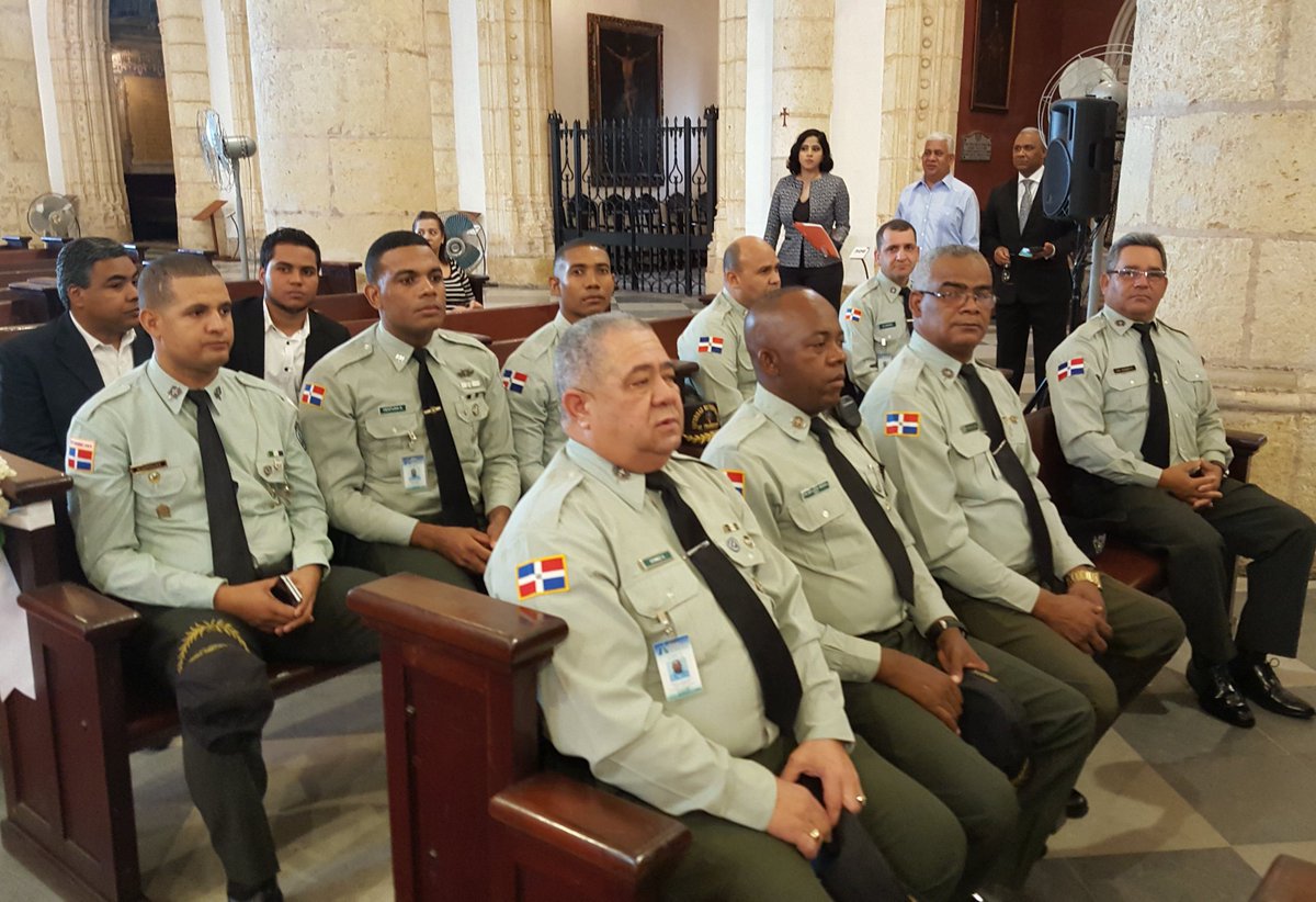 digesettrd_'s tweet photo. Oficiales superiores, subalternos y civiles DIGESETT=AMET, presentes en misa solemne del @INTRANT_RD en memoria de las "Víctimas de accidentes de tránsito" -Inicio de la Semana de la Seguridad Vial 2017 #SSV2017 #ÚnetePorLaSeguridadVial https://t.co/Cmkg4XepNj