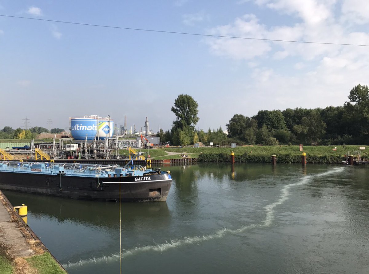 jaapmodder's tweet image. In Duitsland blazen ze al wat langer belletjes in het water om vervuiling buiten de deur te houden. Hier het Rhein-Herne-Kanal in het Ruhrgebiet. @VroegeVogels #bellenblazen #lowtechnology #innovation