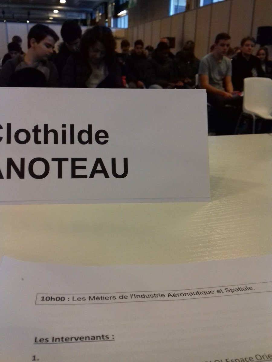 CloHanoteau's tweet photo. #aeronautique #spatiale pour commencer ce matin @letudiantsalon #EDUCATION avec @airemploi #AFMAe https://t.co/fDouPx82SY