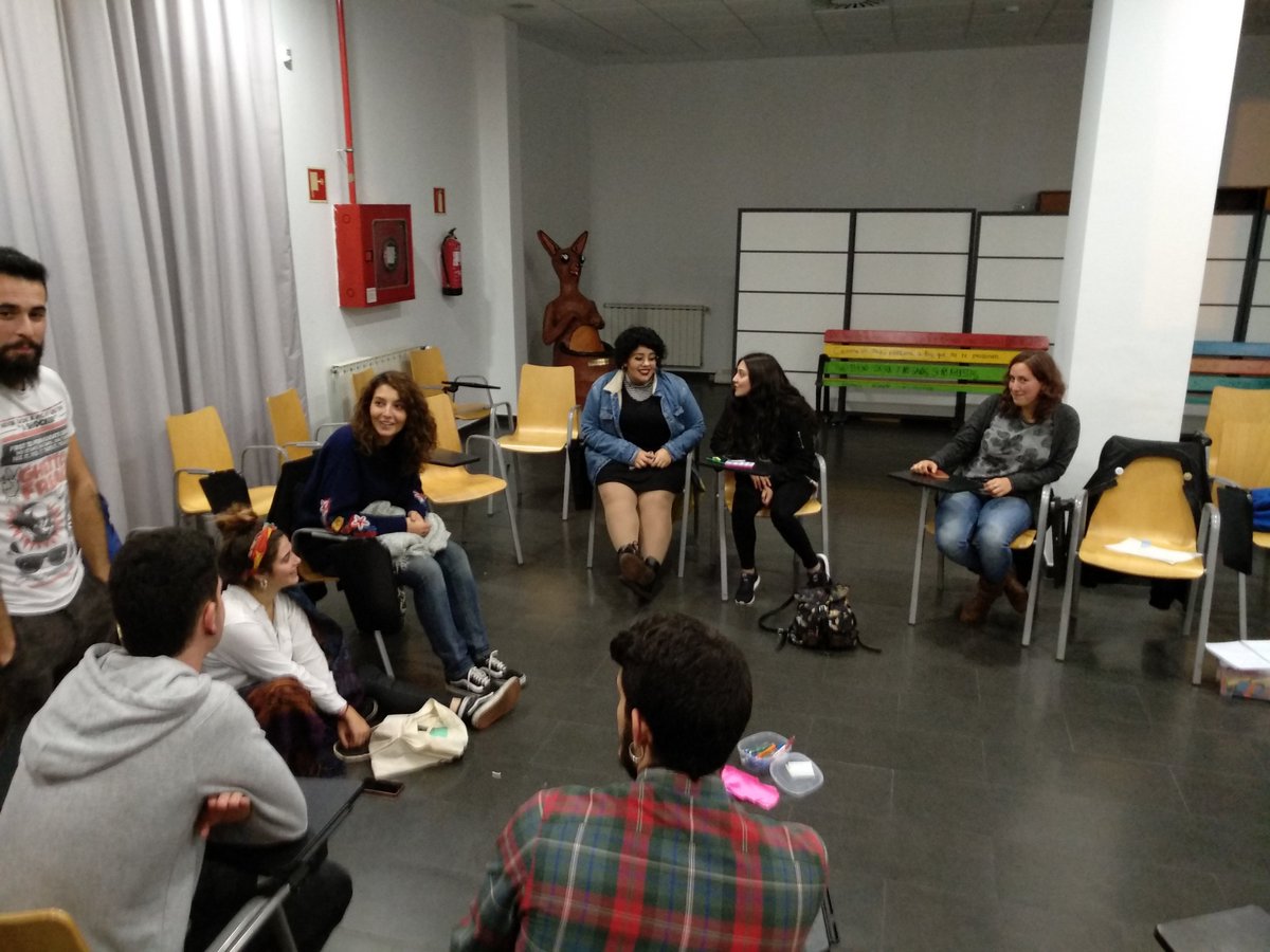 El jueves pasado estuvimos reunidas para configurar la comisión de feminismos. 
Es un grupo abierto para que todas las personas puedan unirse!

¿En que consiste? Puedes preguntarnos sin problemas!

#Avilés #ElPatioAviles #Juventud #Feminismo