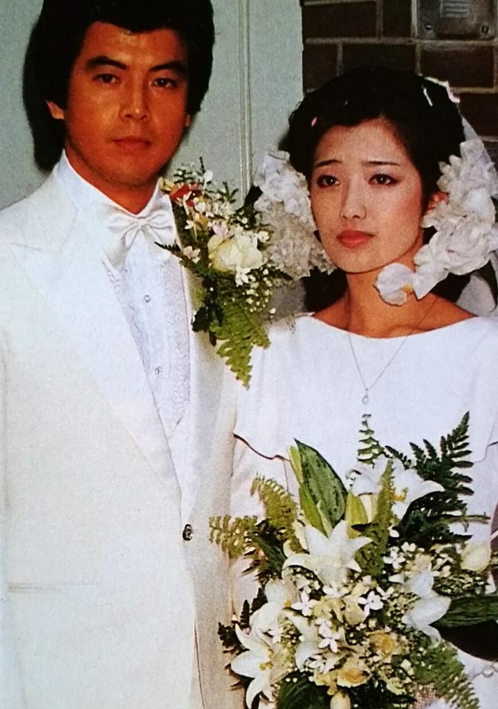 カトウ ニニ Twitter પર 1980年の11 19は 山口百恵 さんと三浦友和さんが東京の霊南坂教会で結婚式を挙げた日 週刊誌に掲載された当時の写真は 披露宴や新婚旅行だけでなく 数年後の新居や祐太朗君 貴大君まで そういう時代でした 70年代アイドル