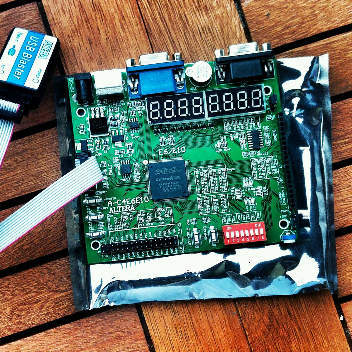 stiefkind's tweet photo. So, das Eval-Board ist da. Kann los gehen. #abenteuerfpga #vintagecomputing #altera #cycloneiv https://t.co/49QhF4BRxs