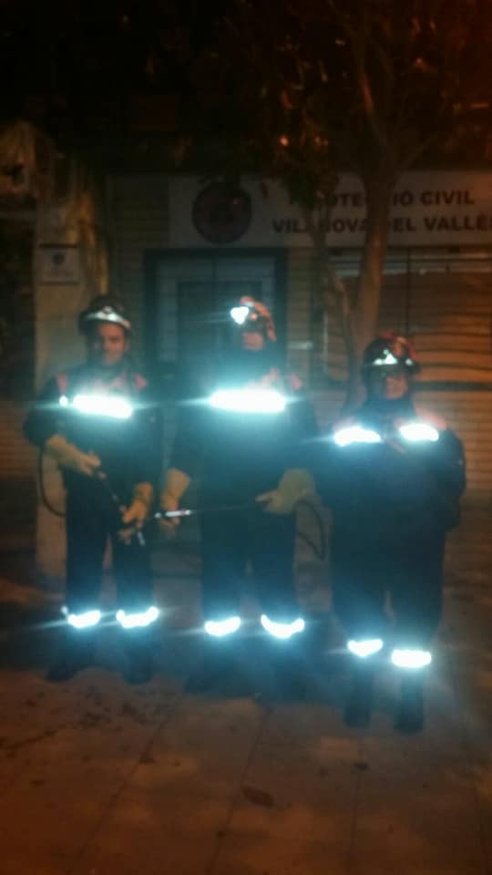 pcvilanova's tweet photo. Ahir, Divendres 17 de Novembre :
Preventiu en el correfoc dels nostres diables #Focerrats, en el seu
IV Aniversari "INFERNALIA"
Col.laborant amb nosaltres @pcivilsantfost , ambulancies la pau, i #policialocal.
#Protecciócivil #vilanovadelvallès https://t.co/wfHbx5HHhj
