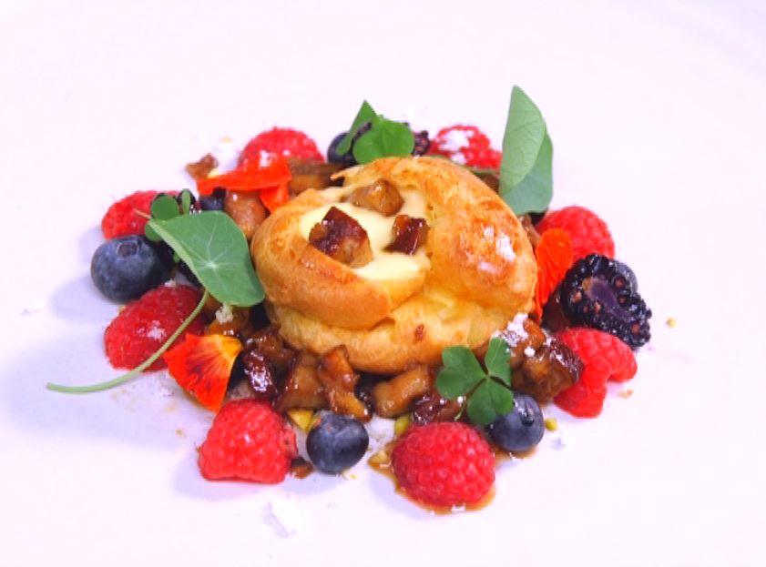 IronChefINA's tweet photo. Hidangan ketiga dari Challenger "Soes Isi Tiramisu Foie Gras, Caramelized Foie Gras, Foie Gras Snow, Coffee Jelly &amp; Mix Berries" #IronChefEpsHatiAngsa https://t.co/xYNbUHpxDO
