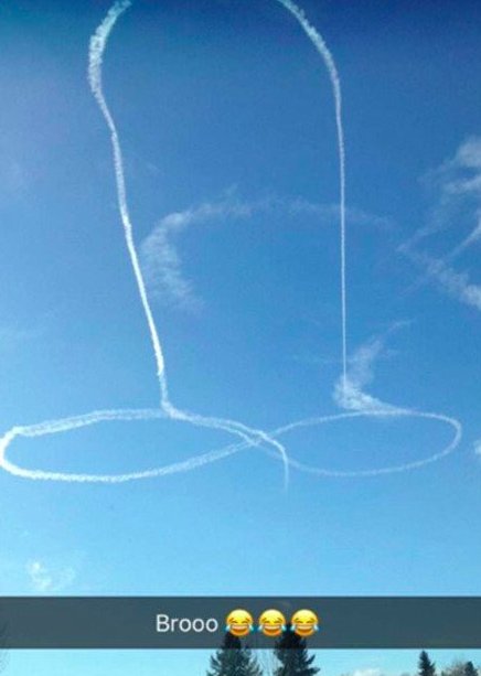 The US Navy admits an aircrew drew a penis in the sky. Tremendous effort 🍆 https://t.co/Uo7iMeHNBS