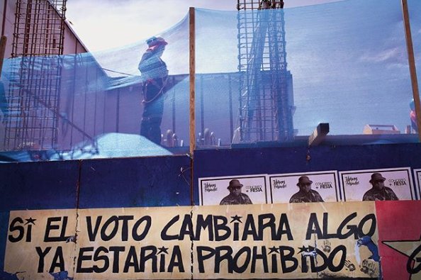 christian300658's tweet photo. #HorsChamp Valparaiso, Chili, 10 novembre, 14 h 19, avenue Pedro Montt. #Photo Rodrigo Gomez Rovira « Si voter changeait quelque chose, ce serait interdit », clame cette affiche @lemonde_M #Chili #Chile #Valparaiso #mlemag #mlemonde #photoM https://t.co/R9eC7UNS7y https://t.co/hOXjJBr8oJ
