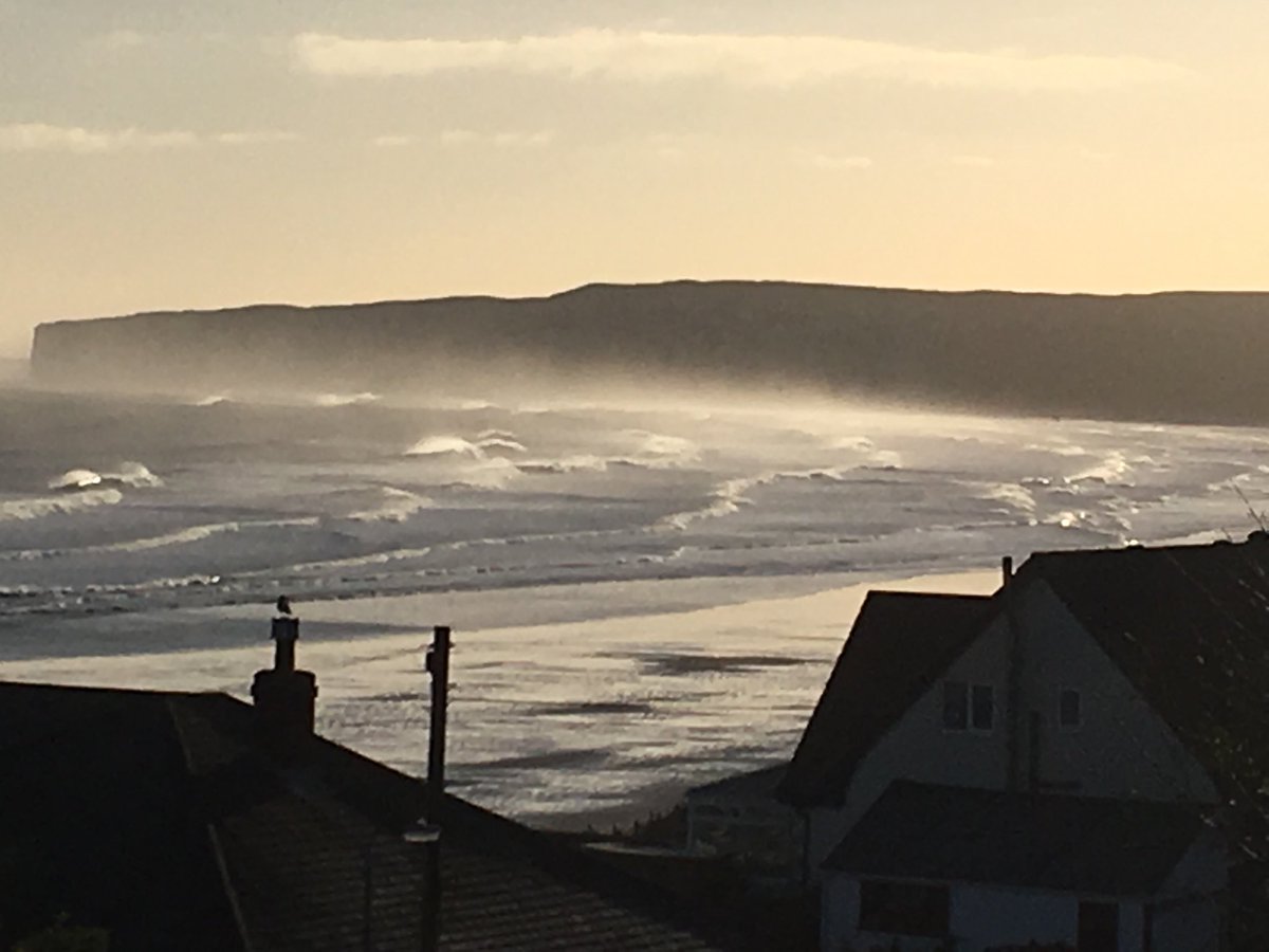LouellaHtchcock's tweet image. Extra ozone this morning at #filey - such a beautiful view to wake up to!