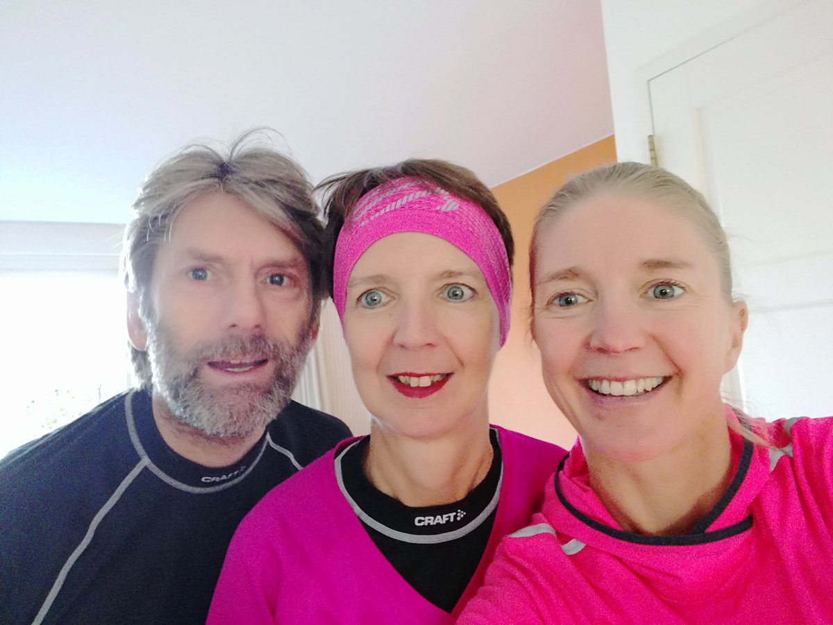 MirandaBoonstra's tweet photo. Jaaaa, wij zijn er klaar voor #zevenheuvelenloop. Ik ga mijn zus hazen. Nu al supertrots #rcvryrun #kanker #hardlopen https://t.co/j2FCQYXAki