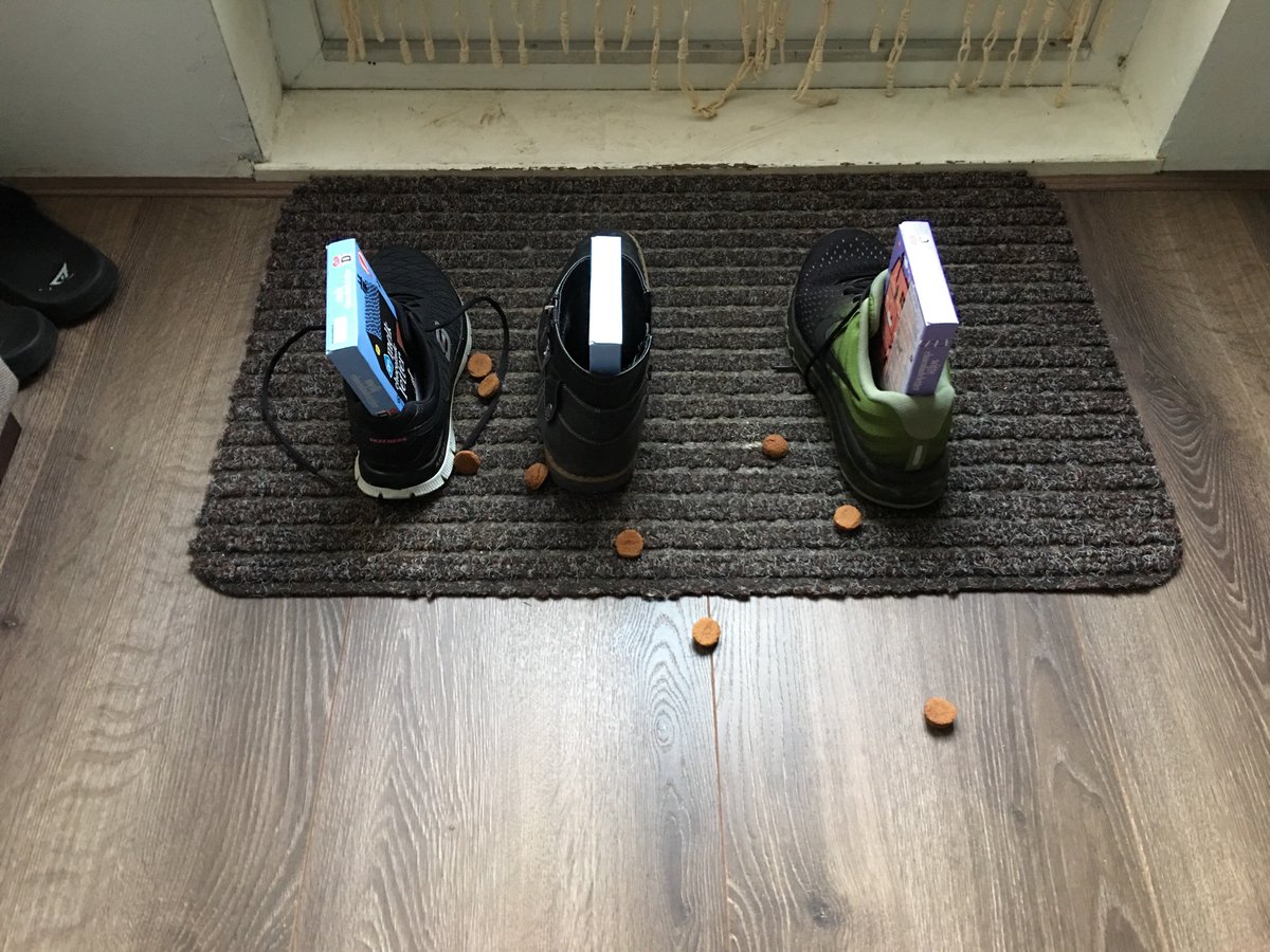 johnsch47's tweet photo. @SintNicolaas Dank voor de chocoladeletters. Maar willen de Zwarte Pieten wel hun voeten vegen..... of stofzuigen als ze weggaan. Dank u wel. Hoe gaat het met ZielePietje. Nog heimwee?? https://t.co/zQgvNPt99j