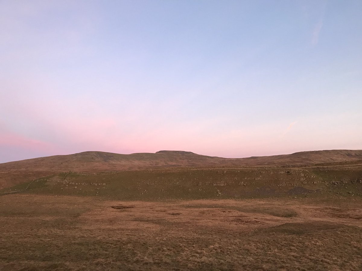 waynedunn91's tweet photo. A morning full of colours on the doorstep ... #traildog #running #fells #yorkshire #salomon #slab #timetoplay #madefortheadventure https://t.co/TREGIPb9aw