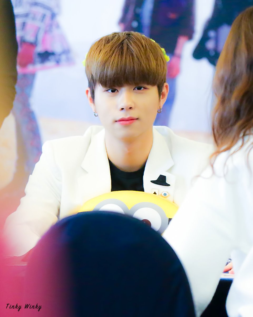 JIAHNnet's tweet photo. 171118 부산 팬싸 
햇병아리같으넹~💛💛💛💛💛💛
#in2it #인투잇 #지안 #jiahn #유지안 https://t.co/rTg6GYnwJ5