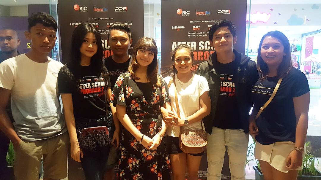 Yang senang dan beruntung bisa ketemu sekaligus foto bareng para pemain #AFTERSCHOOLHORROR2 di <a href="/cinema21/">Cinema XXI</a> Resinda Park Karawang.

Jangan tantang orang-orang terdekat kamu untuk nonton #AFTERSCHOOLHORROR2 di bioskop SEKARANG 👻