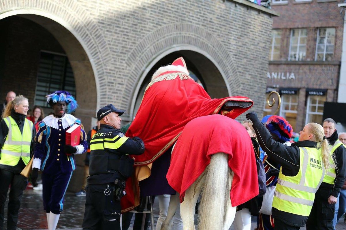 Goed verlopen Sinterklaas intocht Enschede! Vrolijke gezichten in de haven, veel blije gezichten tijdens de intocht en een gezellige drukte bij het gemeentehuis #enschede