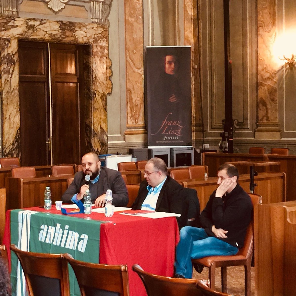 lupisimone's tweet photo. Al Convegno organizzato da @ANBIMA_BR per parlare dell' Art.8 della Legge Finaziaria Regionale n.15/2014 di riordino del settore #bandistico, #teatrale, #coreutico e #coristico. Un ringraziamento al Presidente Regionale Alessio Colini e alla sua Associazione per l'invito. https://t.co/YHD3JToP1d