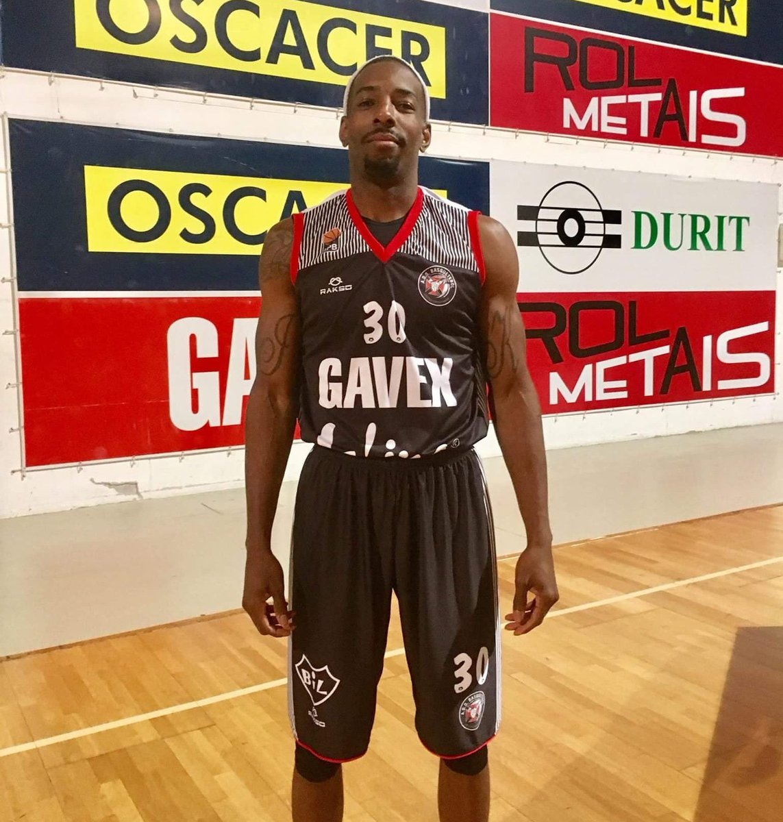 Orangeballdream's tweet photo. Complicada Victoria d @SLBenfica vs #Ovarense para continuar lideres invictos. 6 pts 1 reb 3 asit d #ZeSilva 4 pts 1 reb d @calufonseca21 por parte de @SLBenfica 17 pts 6 reb 8 asist d @Jermz30 con #Ovarense https://t.co/yVrHsT8uDA @Orangeballdream https://t.co/lxnkX5EWc1