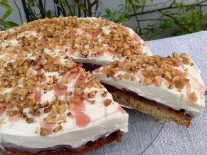 Ein knuspriger Boden mit gehackten Walnüssen, Pflaumen und einer Cappuccinocreme. Besonders #lecker sind die karamellisierten Walnüsse auf der #Torte
#Rezept #backen #schmeckt
buff.ly/2mDL7rX