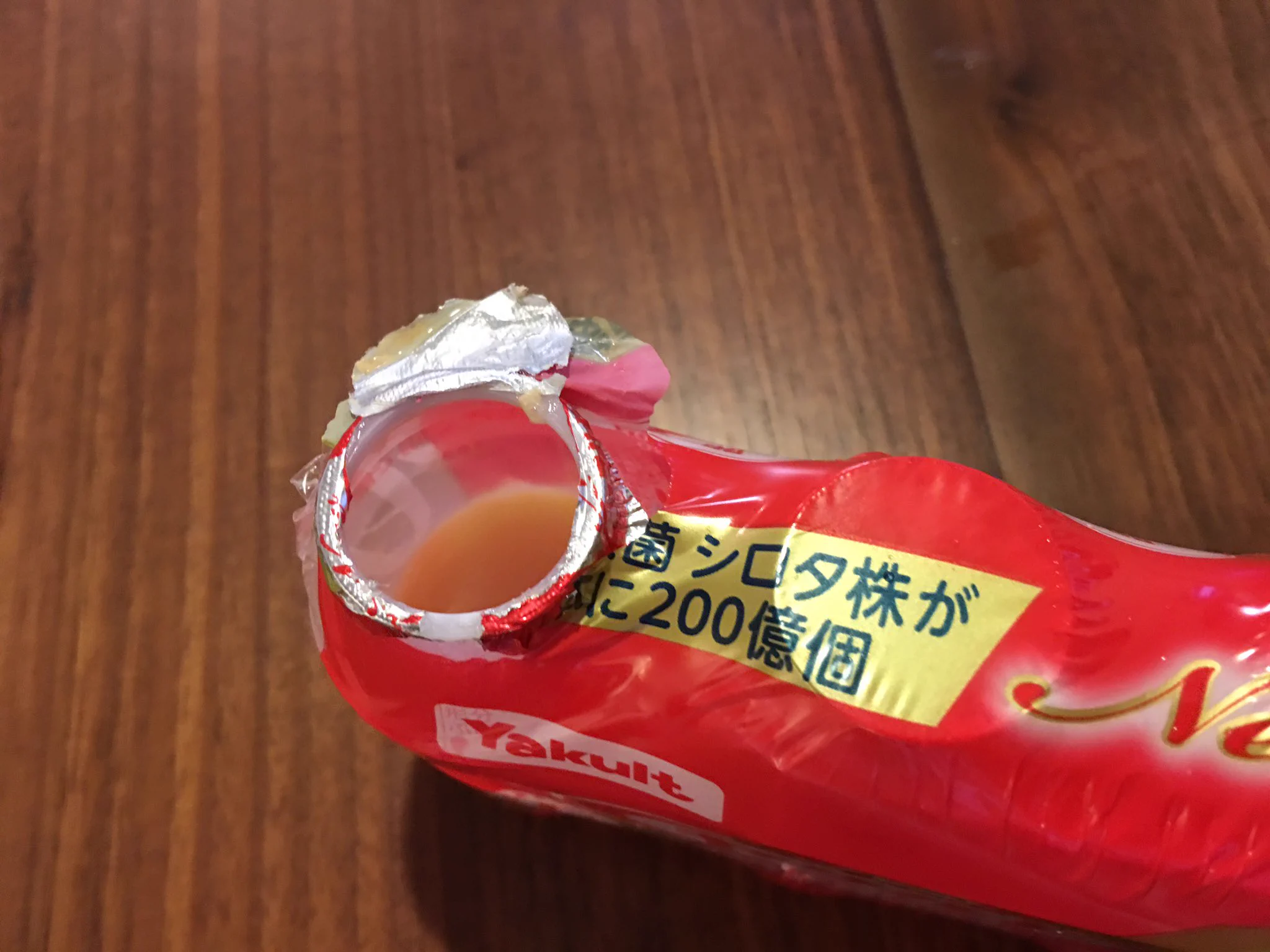 娘のヤクルトの飲み方がプロw斬新な飲み方に怒る気にもなれないwww