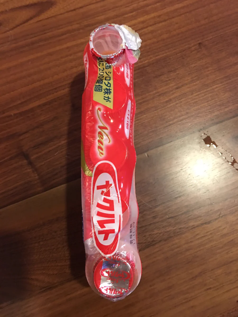 娘のヤクルトの飲み方がプロw斬新な飲み方に怒る気にもなれないwww