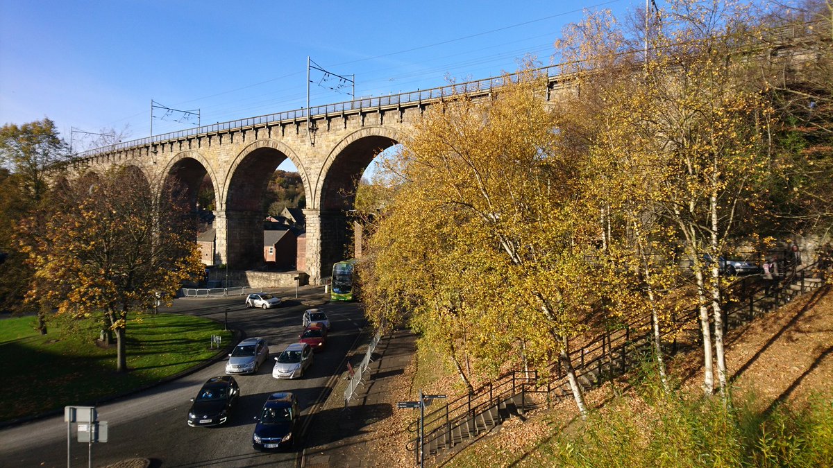 kj_snr's tweet image. Durham Viaduct looking lovely in the autumn sun ☀🍁🍂🚂 #KJOnTour