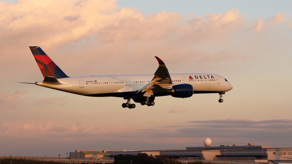 raichan_nariku's tweet photo. デルタ航空 #DAL275 便、 #N503DN ,A350-941XWB。デルタのA350導入３号機目(10月登録最新鋭機)。NRTに初飛来(DTW--NRT)。秋も深まり到着時間が日没ギリギリとなり撮影が厳しい時期となった。夕日でオレンジに染まりこれはこれで風情はある。 https://t.co/ZHGPAy14nR