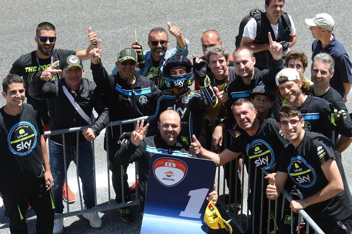box_repsol's tweet photo. ¡Gran jornada de carreras en el @CircuitValencia!
¡Felicidades a los ganadores! 🙌🙌🙌
👉Masià y Foggia en #Moto3
👉Eric Granado en #Moto2 (victoria y título)
👉Álex Toledo en la #ETC
👉Título de la #ETC para Manu González
#FIMCEVRepsol2017 https://t.co/6NqhwaIZnB