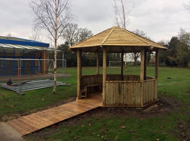 rejbuk's tweet photo. 3 years old & still looking as good as new, our outdoor classroom & shelter range has grown since then but the quality is still as high @OutdoorClassUKI #rejb #playsafety #forestschools #primaryplay https://t.co/0wjlYeJvIH
